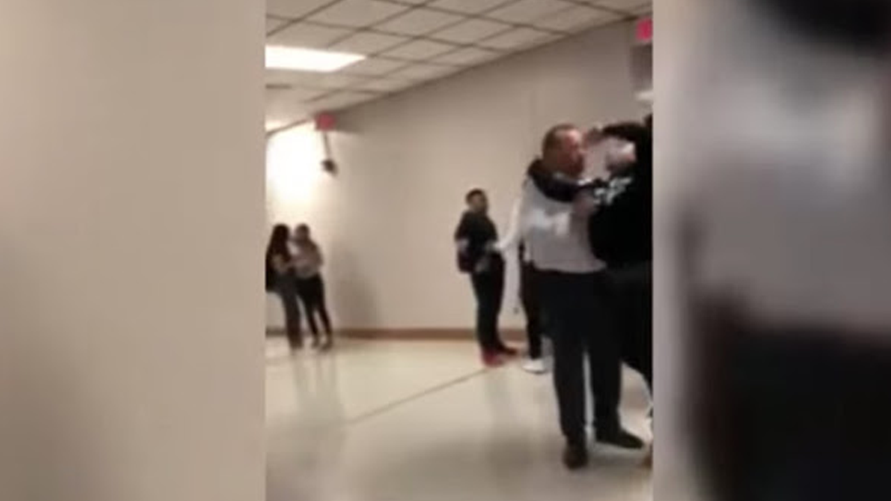 VIDEO: Arrestan a alumno por aplicar una llave al director de su escuela VIDEO: Arrestan a alumno por aplicar una llave al director de su escuela