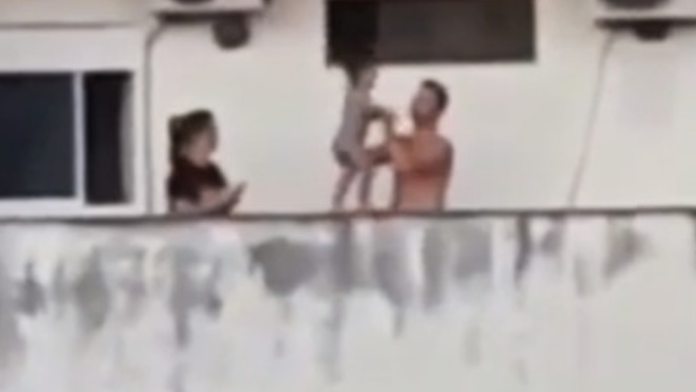 VIDEO: Padres hacen que su bebé camine al borde de un séptimo piso