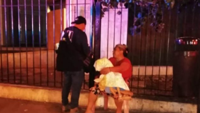 Joven con discapacidad muere en brazos de su madre afuera de hospital; le negaron atención