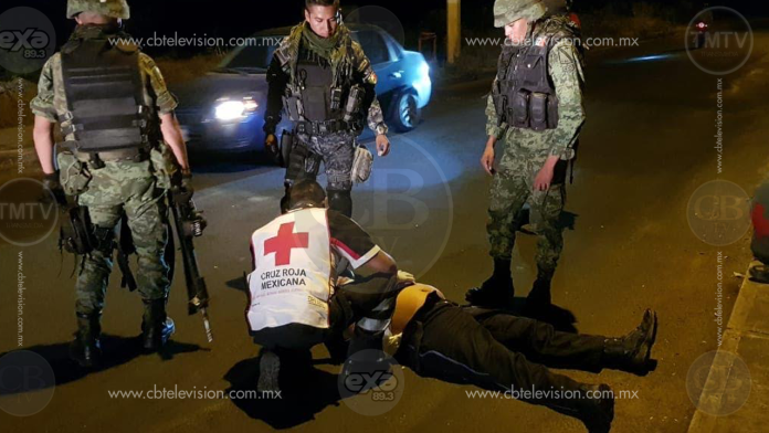 Intentan evadir filtro de revisión, embisten a oficial y son detenidos