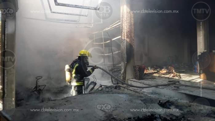 Se incendia edificio con dos negocios en Lázaro Cárdenas