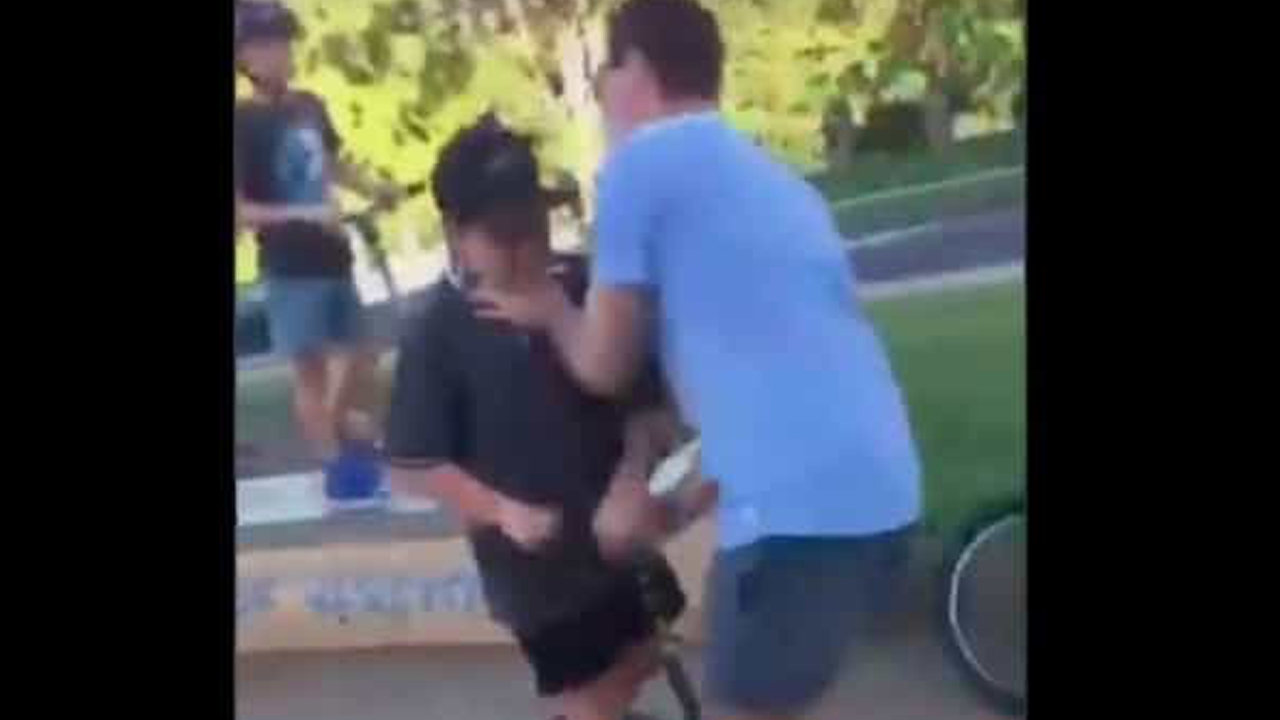 VIDEO: Padre golpea a niños que acosaban a su hijo VIDEO: Padre golpea a niños que acosaban a su hijo