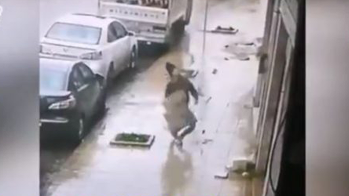 Fuertes imágenes: Hombre muere en plena calle; bloque de cemento le cayó en la cabeza