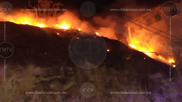 Se registra incendio en predio cercano a la caseta de vigilancia del Mercado de Abastos