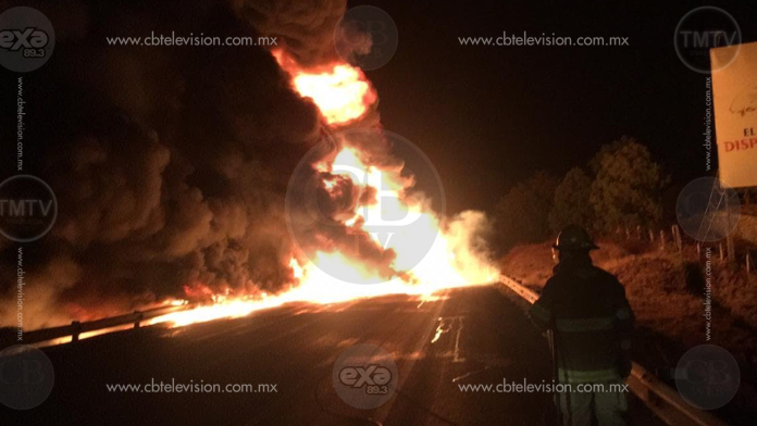 Se incendia camión de carga en autopista Siglo XXISe incendia camión de carga en autopista Siglo XXI