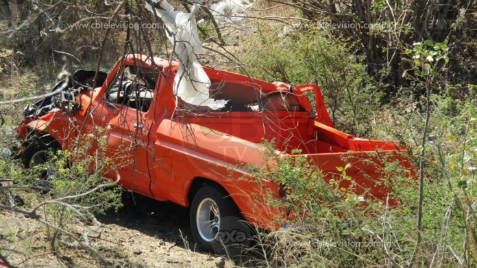 Hombre muere al volcar su camioneta