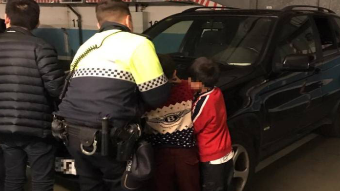 Padre deja a sus hijos en el auto para irse al casino
