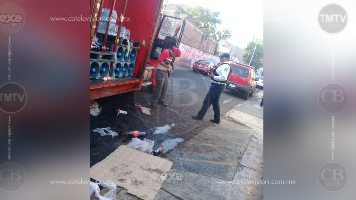 Normalistas saquean miles de pesos en mercancía de dos vehículos de Coca Cola en el Centro 