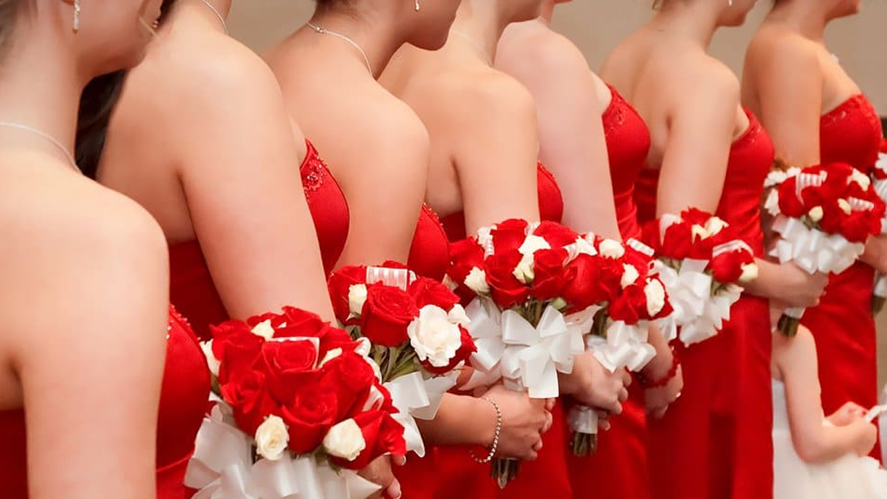 Novia pide a su dama de honor abortar para que "entre" en el vestido Novia pide a su dama de honor abortar para que "entre" en el vestido