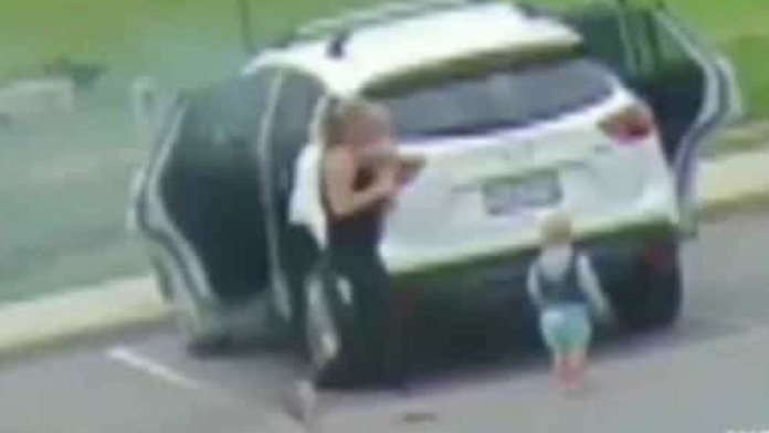VIDEO: Mamá rescata a sus hijos de morir en incendio de coche