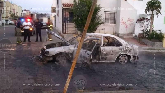 Automóvil queda inservible tras incendiarse en Villas del Pedregal