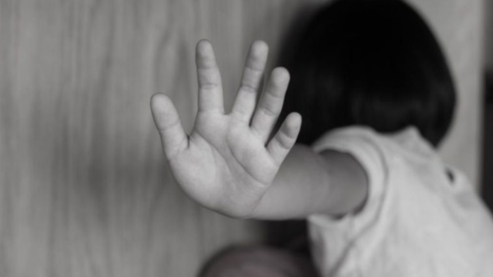 Por no hacer su tarea, golpean a su hija de 5 años hasta matarla