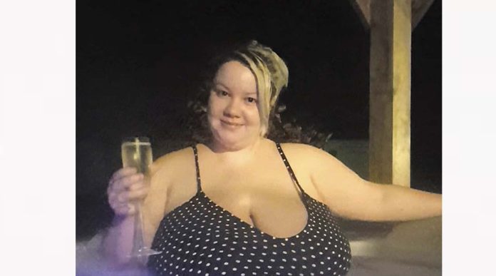 Mujer sufre de inusual enfermedad que hace que sus senos no dejen de crecer