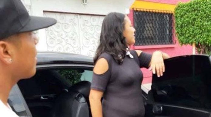 Mujer con sobrepeso fingía estar embarazada para extorsionar