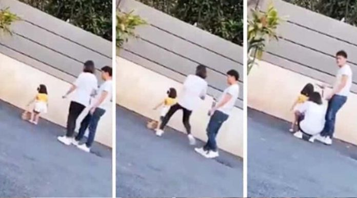 Captan a una madre pateando a su pequeña hija por no posar para una foto