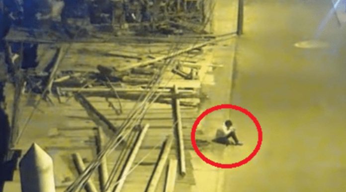 Niño hace su tarea bajo el alumbrado público, pues su familia no puede pagar la luz