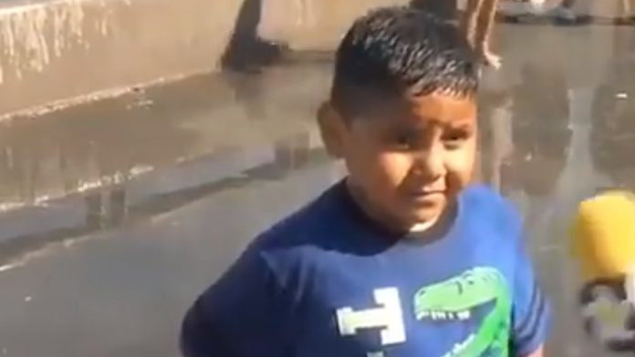 Niño que hace castillos de arena en sus sueños recibe de regalo un viaje a la playa