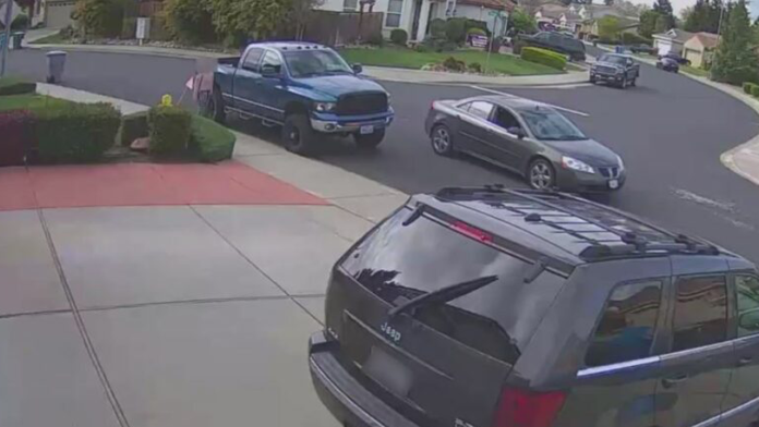 VIDEO: Niña logra esconderse de un hombre que la seguía en un auto
