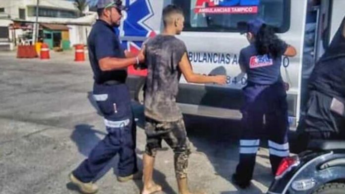 Amigos entierran en la playa a joven en estado de ebriedad y lo abandonan