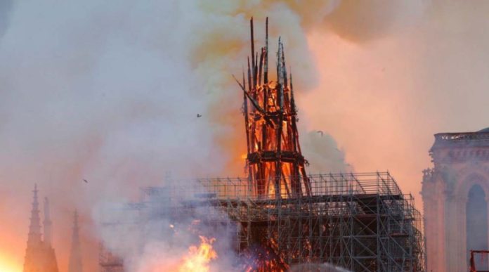 Trump propone lanzar agua desde aviones para combatir el fuego en lo que queda de Notre Dame