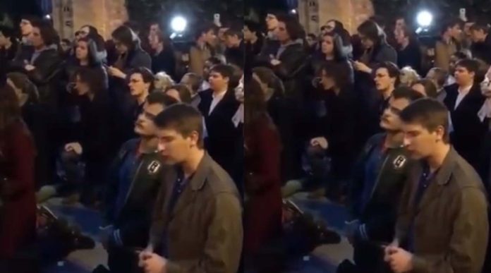 Franceses rezan de rodillas frente a las llamas de Notre Dame