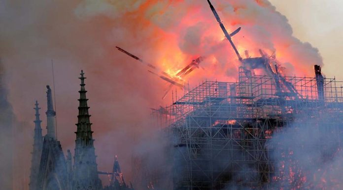 Bomberos no están seguros de poder controlar incendio en Notre Dame