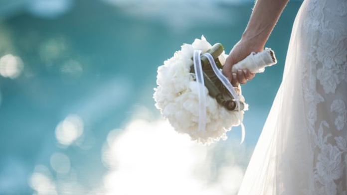 Novia pide 30 mil dólares a su dama de honor por “opacarla” el día de su boda
