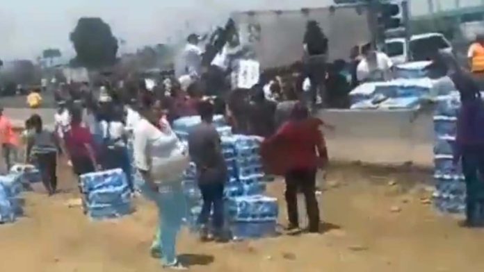 Vuelca tráiler que transportaba papel de baño y pobladores se lanzan a la rapiña