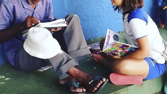 Vendedor de paletas agradece a niña que lo enseñó a leer y escribir