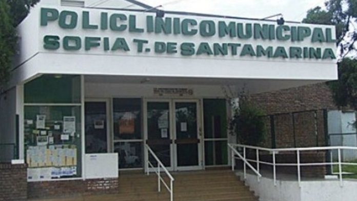 Joven da a luz y arroja a su bebé a una pileta con agua