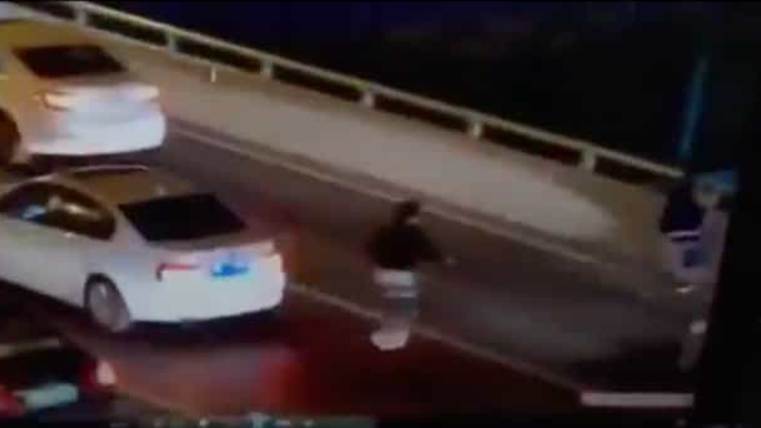 VIDEO (+18): Joven se avienta desde un puente vehicular tras discutir con su madre