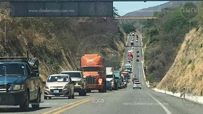 Vacacionistas generan congestionamiento vial en la Siglo XXI