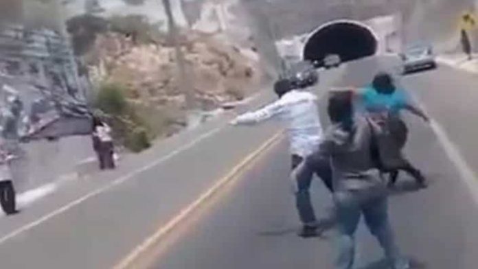 “Fuera Peje” grita grupo de personas en Oaxaca