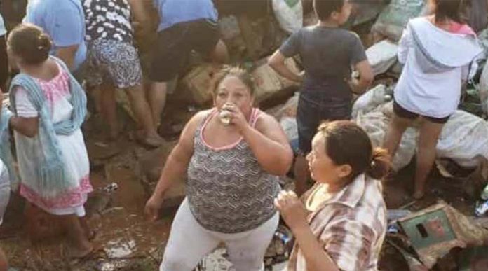 Vuelca tráiler de cerveza en Campeche y pobladores disfrutan del accidente, se llevan hasta las llantas del vehículo