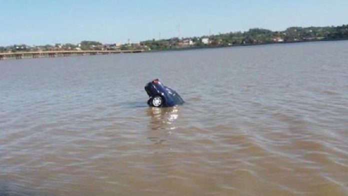 Grupo de personas se une para rescatar a una mujer que iba a ser tragada por un río
