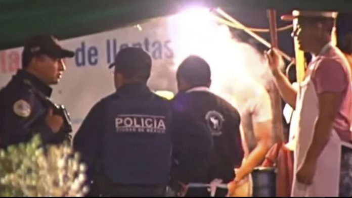 Roban armas de policías mientras cenaban tacos