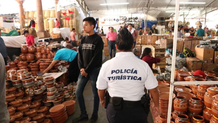 Policía Turística, lista para brindar tranquilidad a visitantes y uruapenses durante el Tianguis Artesanal