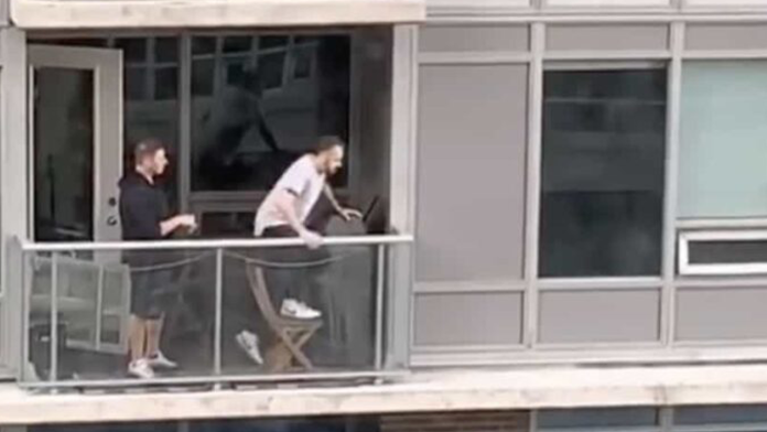 VIDEO: Arriesga su vida caminando por la cornisa de un edificio para rescatar a su gato