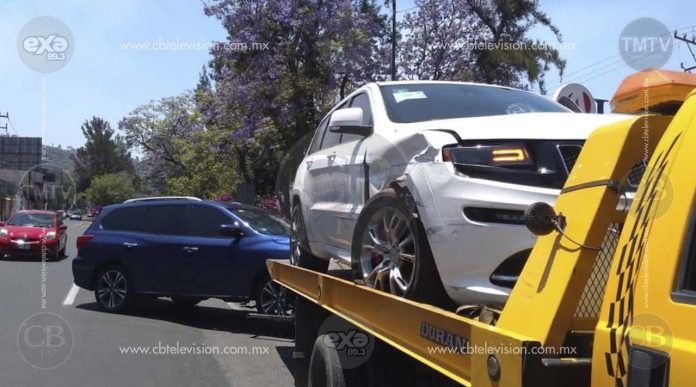 Coalición entre dos vehículos en Av. Camelinas deja una menor herida