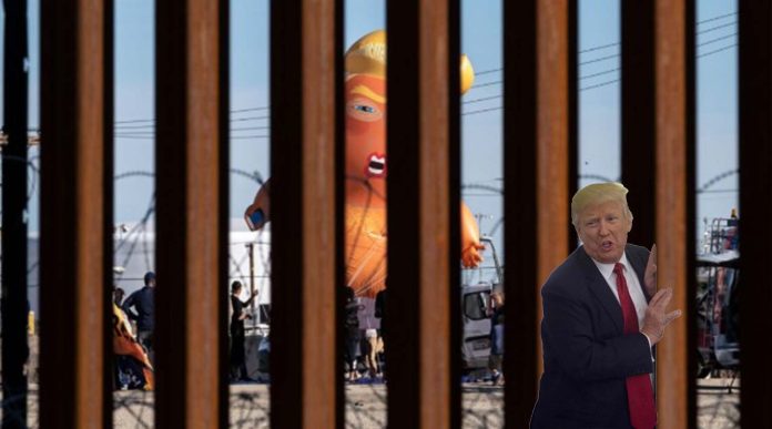 Con globo de “Baby Trump” se manifiestan ante la llegada del mandatario a la ciudad fronteriza de Calexico