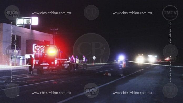 Joven mujer muere atropellada en la carretera Uruapan-Paracho