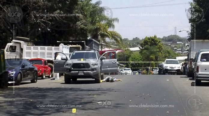 Ante la mirada de varios peatones, lo bajan de su camioneta y lo asesinan a balazos