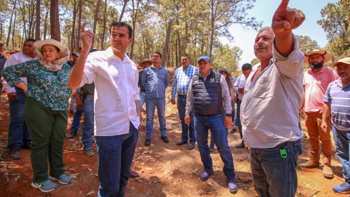 Victor Manriquez da puntual seguimiento a obras y proyectos en comunidades del sur