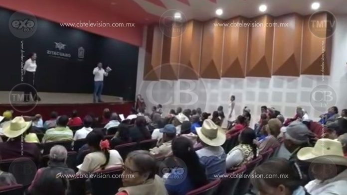 Tras 25 años de no ver a sus hijos, zitacuarenses viajan a EEUU para visitarlos