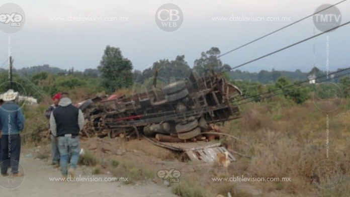 Vuelcan dos vehículos de carga pesada en la Zitácuaro-Toluca; hay 3 heridos