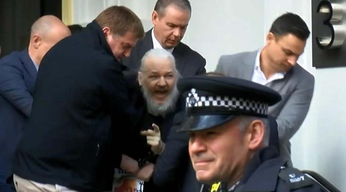 Policía británica arresta al fundador de WikiLeaks