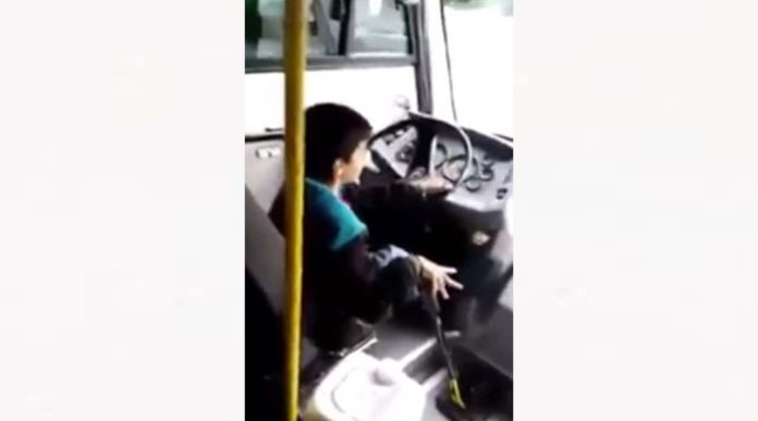 Niño es captado manejando un camión de trasporte público en CD.MX.