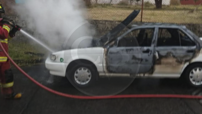Sujetos queman taxi con un cuerpo adentro y dejan narcomensaje