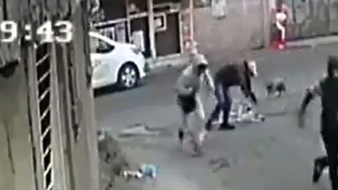 VIDEO: Dos sujetos asaltan a un anciano que caminaba con una andadera
