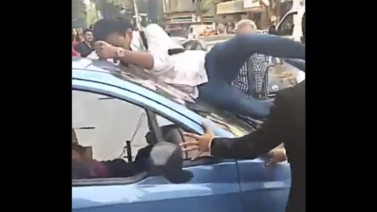 VIDEO: Personas tratan de detener a conductora que atropelló a una estudiante en la CDMX VIDEO: Personas tratan de detener a conductora que atropelló a una estudiante en la CDMX